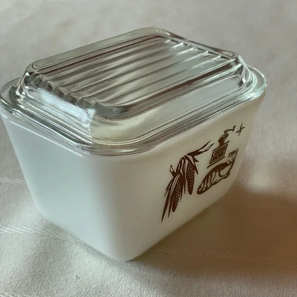 Vintage Pyrex Refrigerator Dish w/ lid, Early American, 501B, 1 1/2 cup - Picture 2 of 12